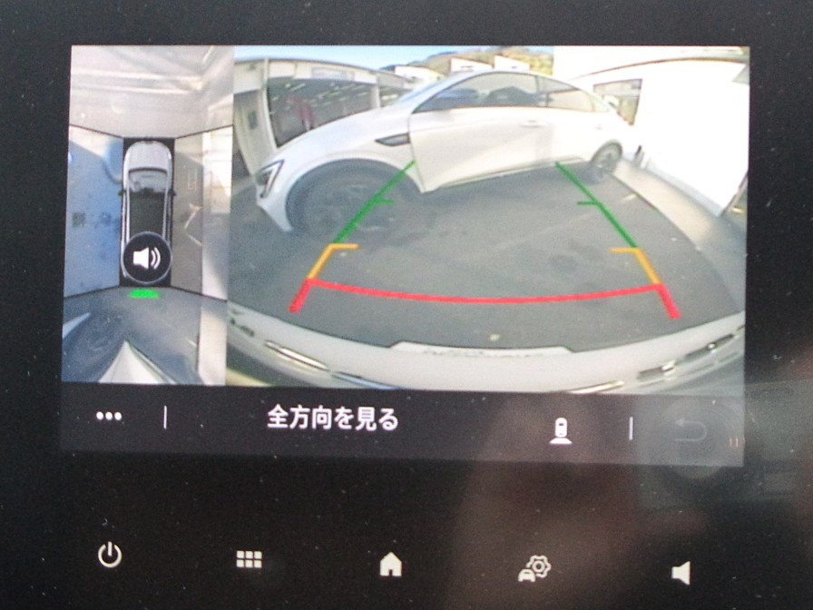 360度ビジョンは上方から自社を見降ろしたような画像を表示、駐車時の安全性がより高まります。