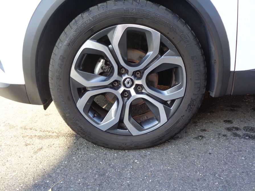 標準装着ホイール以外にも多彩な純正オプションホイールや社外品のお取付もお気軽にご相談ください。