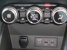 エアコンは操作部を見れば一目で理解でき、ブラインド操作可能なダイヤルタイプです。