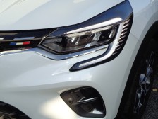 対向車や前方車両を感知した場合は、ハイビームとロービームを自動で切り替えて、最適な前方視界を確保。他車を眩惑することなく夜間走行の安全性を高めます。