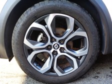 標準装着ホイール以外にも多彩な純正オプションホイールや社外品のお取付もお気軽にご相談ください。