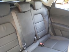 クロスオーバーとなったボディ空間の恩恵、前後のスライド、リクライニングが可能な快適リヤシート。　レッグスペースの拡大、ラッゲジスペースの拡大に便利で、室内またはラッゲジスペースからも操作可能です。