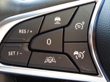 レーダーが前方車両の速度と距離を検知し距離を一定に保つアクティブクルーズコトロール。アクセルとブレーキを併用して設定車間距離を保ち、前方車両が停止した場合には車間距離を保ちながら自動停車します。