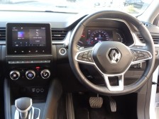 いつの時代も人間工学を積極的に取り入れてきたルノーならではのレイアウトとなっております。