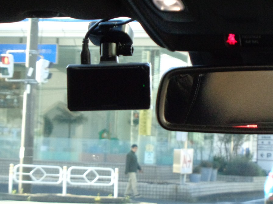 走行中に発生したアクシデントなどを、このドライブレコーダーが記録します。万が一の時の証拠資料として有効だから安心です。