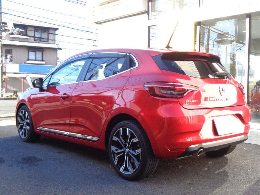 最新のルノーデザイン言語のスタイルは、立体的な有機的ラインで構成され、引き締まったアスリートを連想させます。