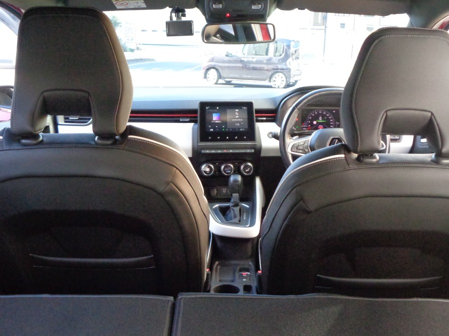 いつの時代も人間工学を積極的に取り入れてきたルノーならではのレイアウトとなっております。