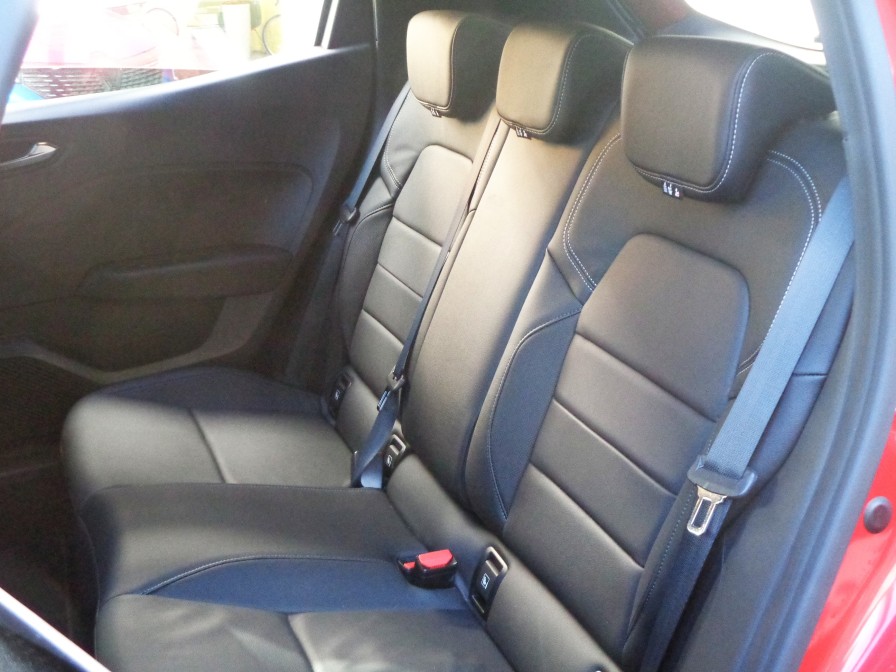 仏蘭西流おもてなし空間がここに。伝統の乗り心地の良さを十分に体感できるのが後席です。