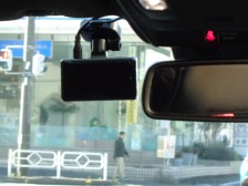 走行中に発生したアクシデントなどを、このドライブレコーダーが記録します。万が一の時の証拠資料として有効だから安心です。