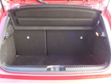 奥行き、高さともにデイリーユースでは充分なラゲッジスペース。分割可倒リヤシートだから便利に使えます。