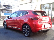 最新のルノーデザイン言語のスタイルは、立体的な有機的ラインで構成され、引き締まったアスリートを連想させます。