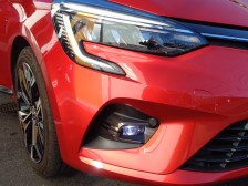 ヘッドランプから下方に伸びるＣシェイプＬＥＤ。デイタイムランプとして点灯し、周囲に存在を知らせる。