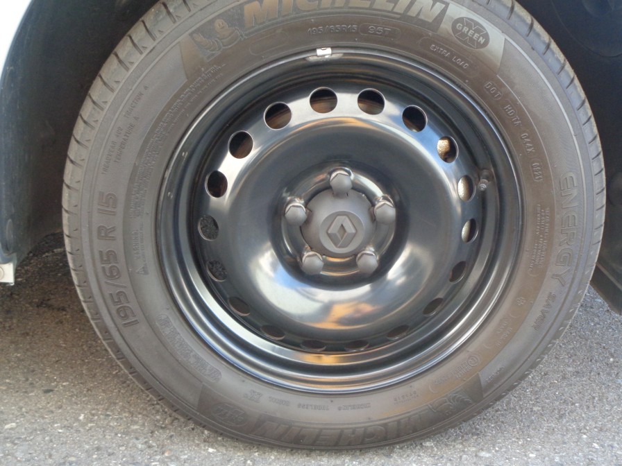 センターキャップとボルトキャップも専用装備です