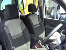 やや大柄なシートサイズとクッション容量を十分に確保したシートは長距離移動でも疲れ知らず。