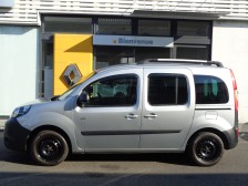 信頼・確実性と堅牢性に富む手動式両側スライドドア。やはり便利です。