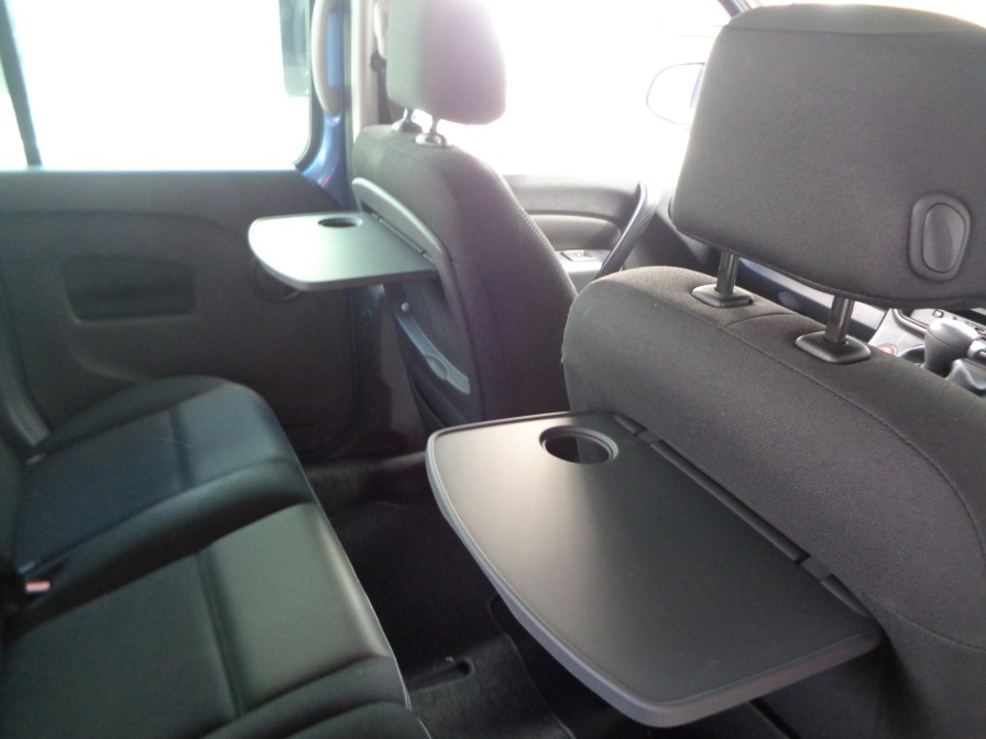 後席用テーブルは、ロングドライブで、お出かけ先で重宝します