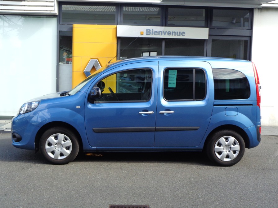 信頼・確実性と堅牢性に富む手動式両側スライドドア。やはり便利です。