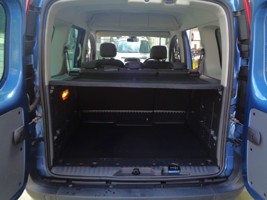 奥行き、高さともにたっぷり取られた　ラゲッジスペース。分割可倒リヤシートだから便利に使えます。