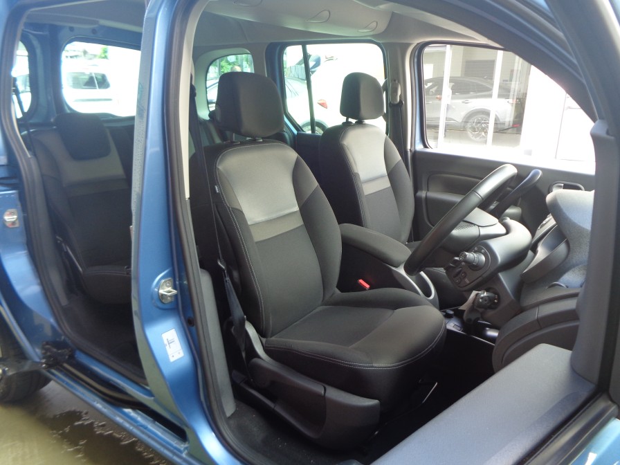 やや大柄なシートサイズとクッション容量を十分に確保したシートは長距離移動でも疲れ知らず。