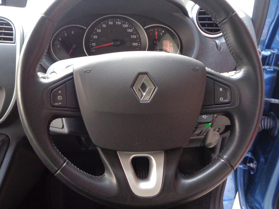 走行中、前方から目をそらさず、ステアリングから手を離さず、走行、オーディオ関連の各種操作が可能なステアリングスイッチを装備。