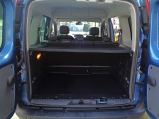 奥行き、高さともにたっぷり取られた　ラゲッジスペース。分割可倒リヤシートだから便利に使えます。