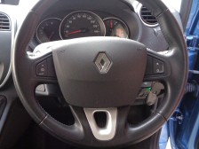 走行中、前方から目をそらさず、ステアリングから手を離さず、走行、オーディオ関連の各種操作が可能なステアリングスイッチを装備。