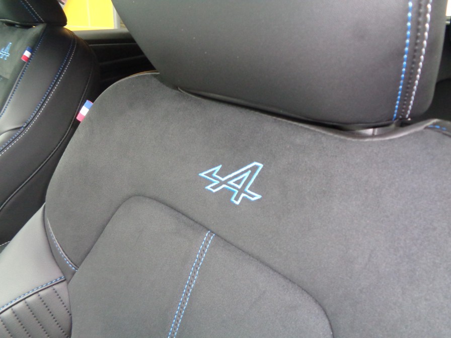 アルピーヌの「A」はスポーティーかつプレミアムを表現