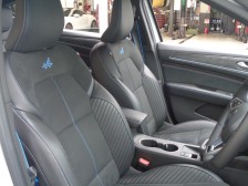 やや大柄なシートサイズとクッション容量を十分に確保したシートは長距離移動でも疲れ知らず。