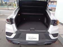 奥行きのあるトランクルームは使い易く長さのあるお荷物も可能です