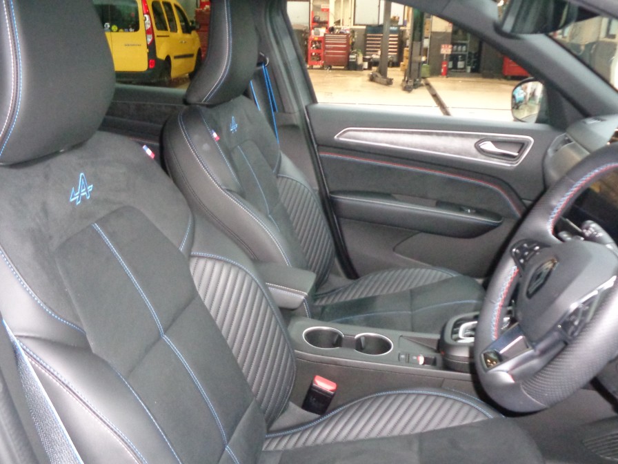 やや大柄なシートサイズとクッション容量を十分に確保したシートは長距離移動でも疲れ知らず。