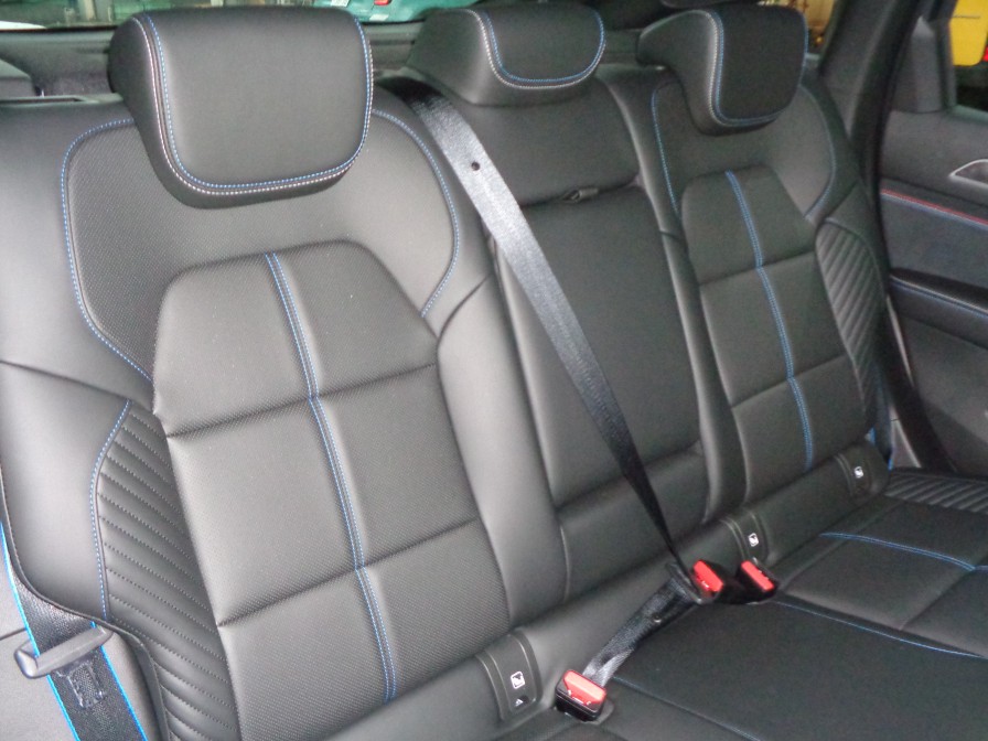 仏蘭西流おもてなし空間がここに。伝統の乗り心地の良さを十分に体感できるのが後席です。