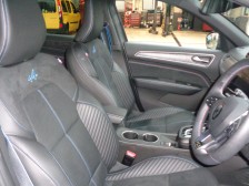 やや大柄なシートサイズとクッション容量を十分に確保したシートは長距離移動でも疲れ知らず。