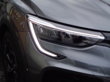 フロントマスクはルノーのアイデンティティであるCシェイプを採用