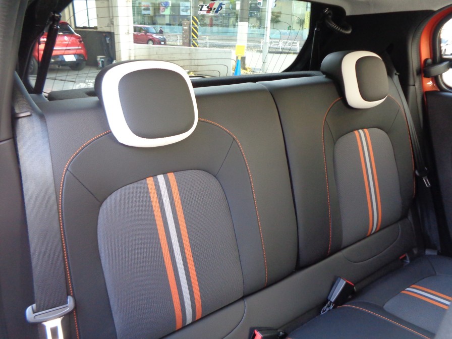 コンパクトボディでも各所にこらした工夫で、退屈させない空間に仕上がっています。