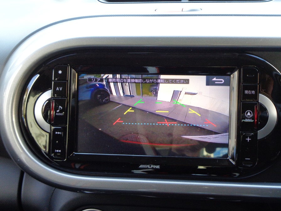 リバースポジションにシフトすると自動的にカメラが作動、ナビゲーション画面に後方の視界が映し出される、安心のバックカメラを装備。