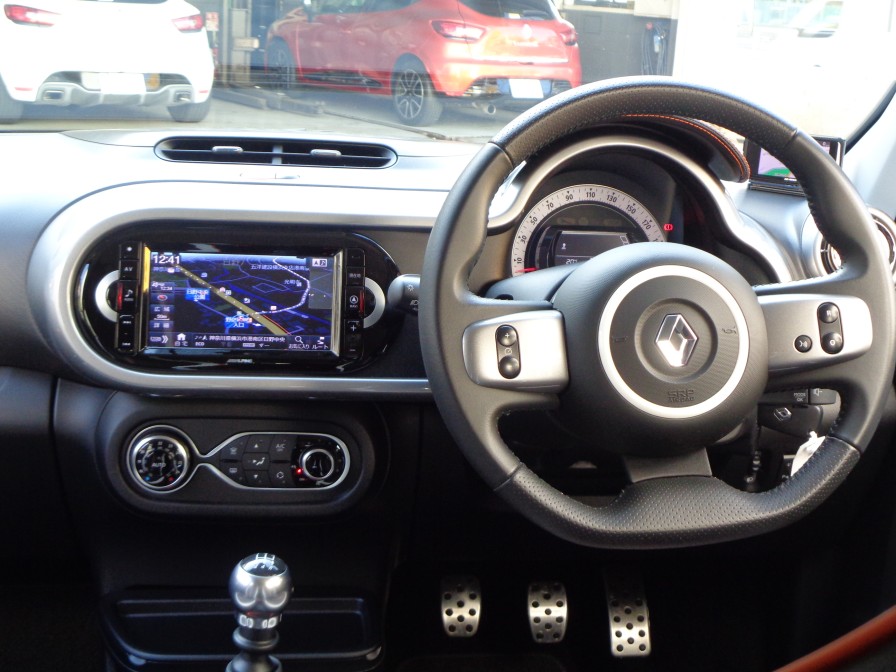 いつの時代も人間工学を積極的に取り入れてきたルノーならではのレイアウトとなっております。