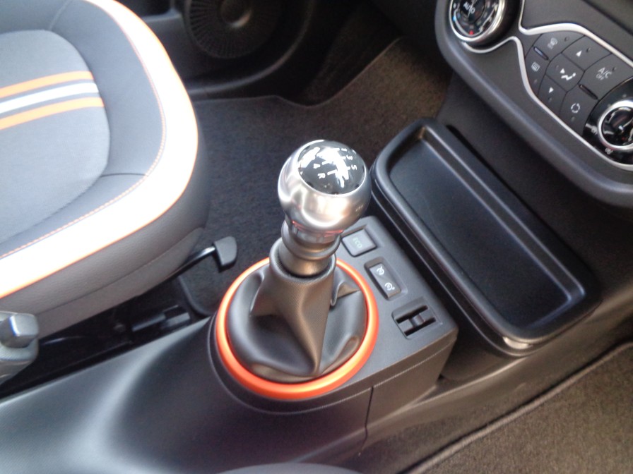 自然と手を伸ばした位置に生えるMTシフトは軽快で変速が楽しくなります。やはりMTならでは楽しみは捨てがたいものがあります。