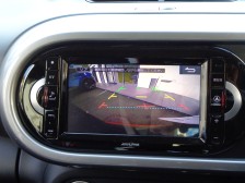 リバースポジションにシフトすると自動的にカメラが作動、ナビゲーション画面に後方の視界が映し出される、安心のバックカメラを装備。