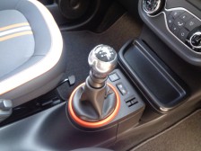 自然と手を伸ばした位置に生えるMTシフトは軽快で変速が楽しくなります。やはりMTならでは楽しみは捨てがたいものがあります。