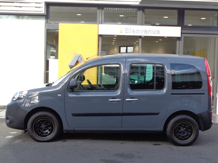 信頼・確実性と堅牢性に富む手動式両側スライドドア。やはり便利です。