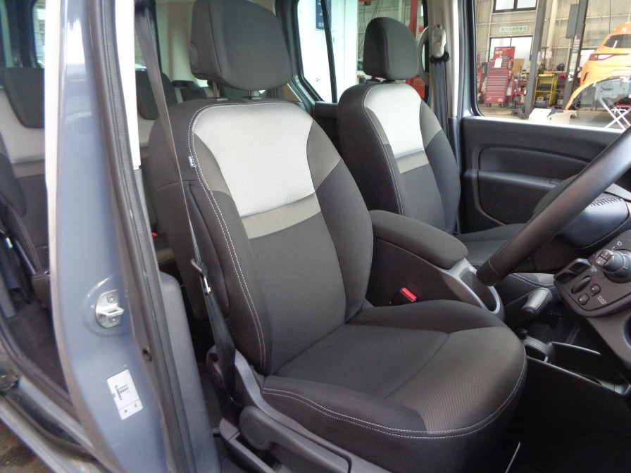 やや大柄なシートサイズとクッション容量を十分に確保したシートは長距離移動でも疲れ知らず。