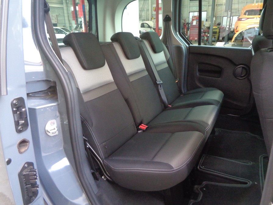 カングーの後席は快適性だけでなく、楽しさ、思い出をいっぱい積み込める空間となりました。