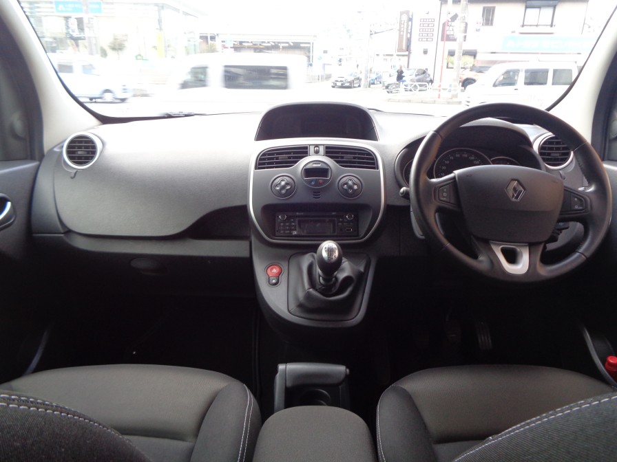 いつの時代も人間工学を積極的に取り入れてきたルノーならではのレイアウトとなっております。