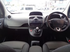 いつの時代も人間工学を積極的に取り入れてきたルノーならではのレイアウトとなっております。