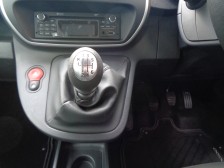 自然と手を伸ばした位置に生えるMTシフトは軽快で変速が楽しくなります。やはりMTならでは楽しみは捨てがたいものがあります