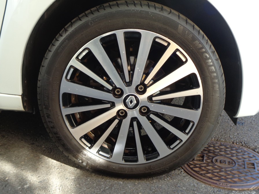 標準装着ホイール以外にも多彩な純正オプションホイールや社外品のお取付もお気軽にご相談ください。