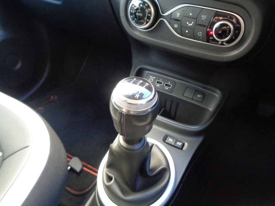 自然と手を伸ばした位置に生えるMTシフトは軽快で変速が楽しくなります。やはりMTならでは楽しみは捨てがたいものがあります。