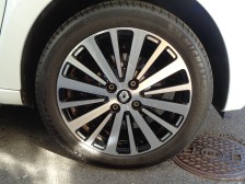 標準装着ホイール以外にも多彩な純正オプションホイールや社外品のお取付もお気軽にご相談ください。