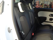 コンパクトボディでも各所にこらした工夫で、退屈させない空間に仕上がっています。