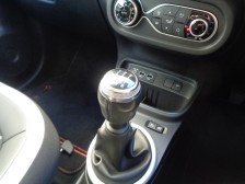 自然と手を伸ばした位置に生えるMTシフトは軽快で変速が楽しくなります。やはりMTならでは楽しみは捨てがたいものがあります。